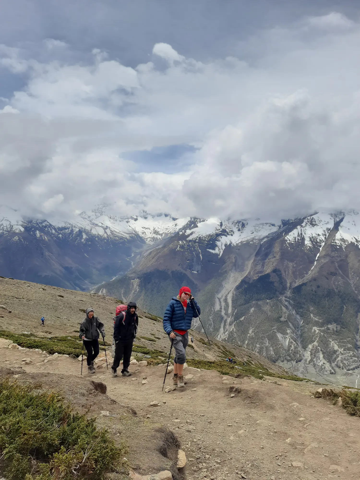 Trekkers on the approach to Thorong La on the Annapurna Circuit